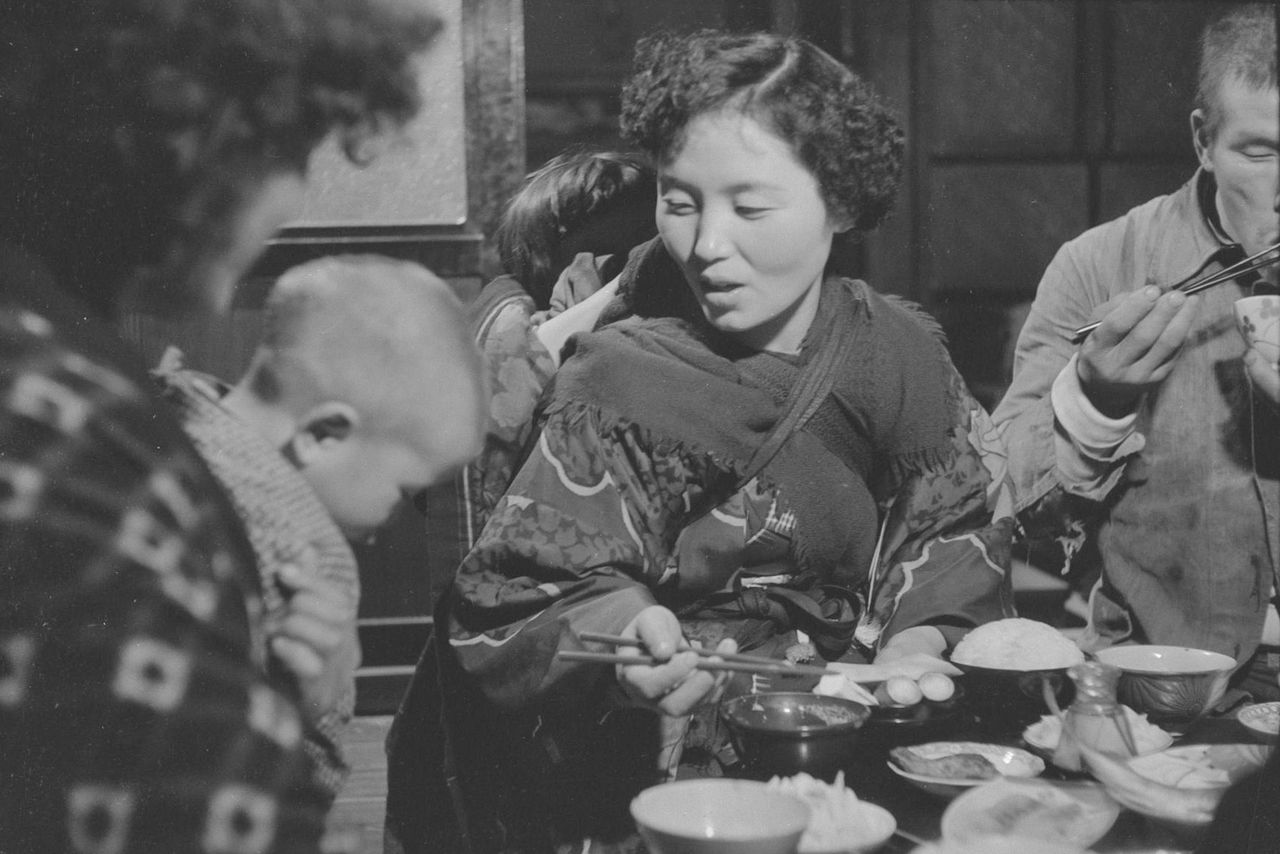The family later partook of the food offerings to the deity. (© Haga Hideo)