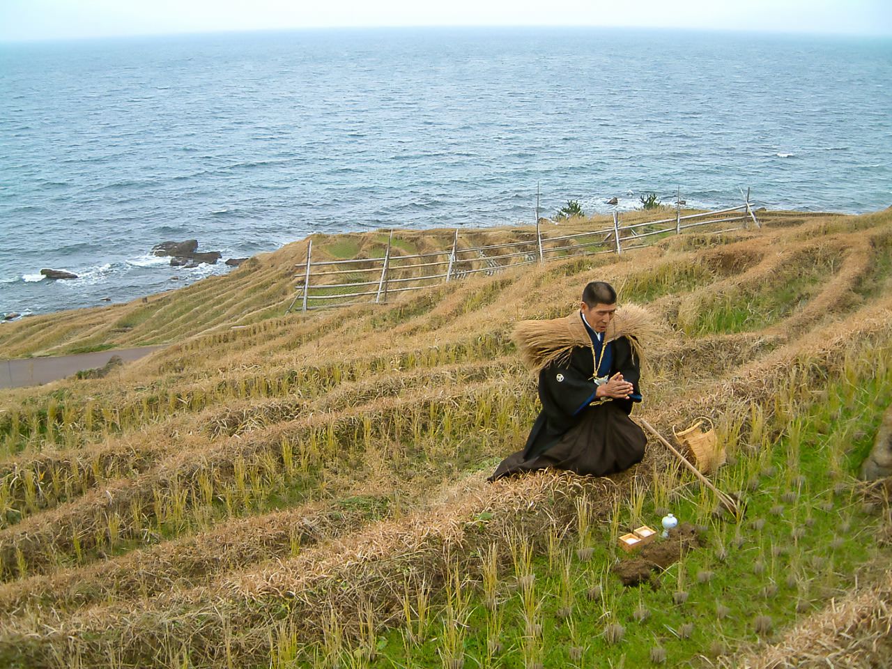 Welcoming the tanokami to Senmaida in 2002. The slope was heavily damaged in the 2024 earthquake, and restoration work is ongoing. (© Kikuchi Akira)