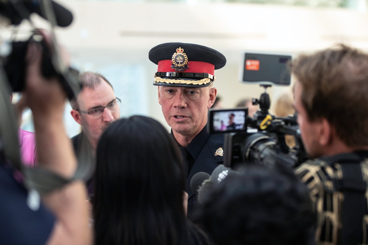 Alberta defence lawyers call for criminal probe into Edmonton police chief, lawyer