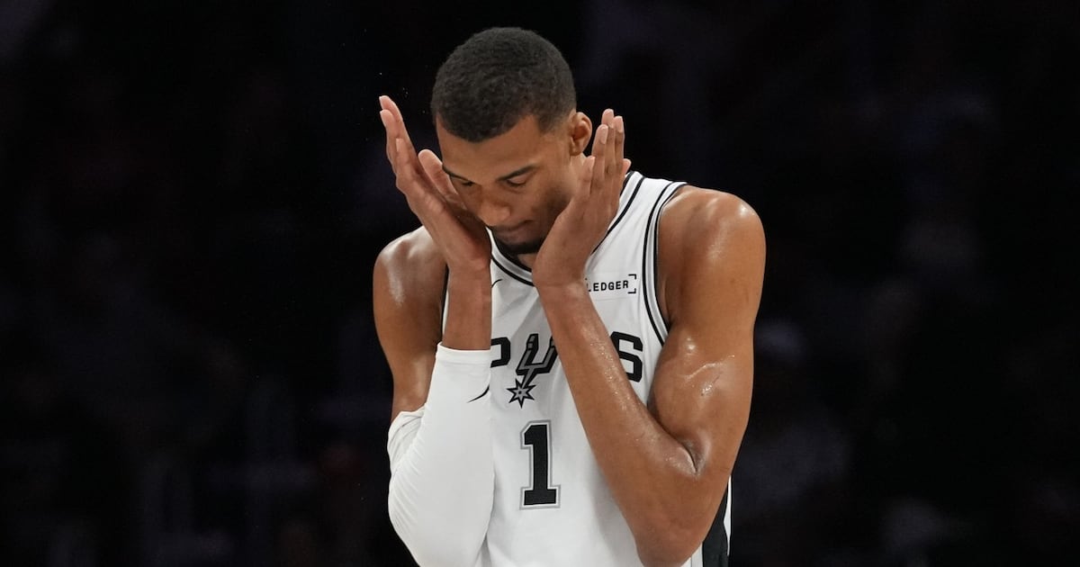San Antonio Spurs’ Victor Wembanyama exits vs. Philadelphia 76ers with bruised rib