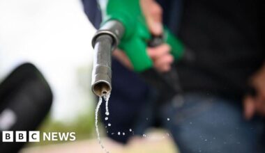 Oil prices jump after Trump says Iranian ship seized - BBC