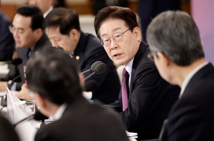 President Lee Jae Myung speaks at the first plenary meeting of the National Economic Advisory Council at Cheong Wa Dae in Seoul, Thursday. Yonhap