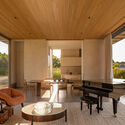 © Carolina Lacaz JL Residence / Kiko Castello Branco Arquitetura + Lucas Cunha - Interior Photography, Dining room, Chair