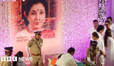 Asha Bhosle, AR Rahman, Shahrukh Khan: Crowds gather ahead of Indian singer's funeral - BBC