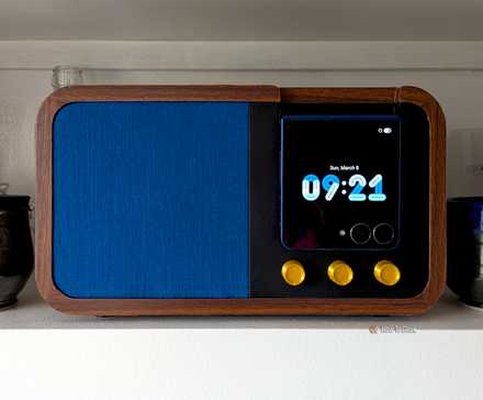 3D printed speaker with Galaxy Z Flip display