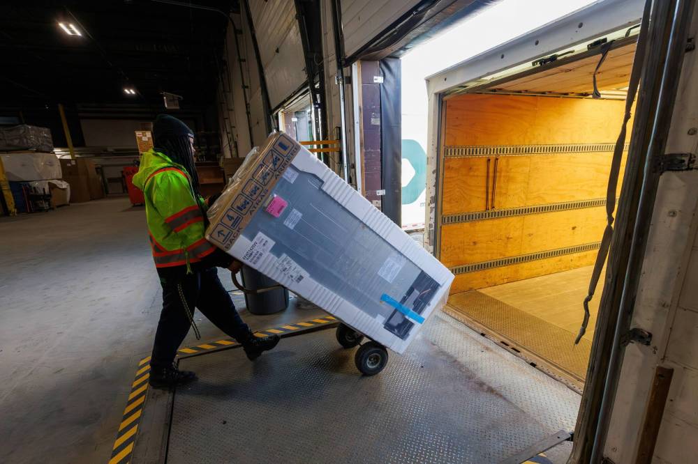 MIKE DEAL / FREE PRESS
Crews load and unload trucks at the Shortline warehouse.