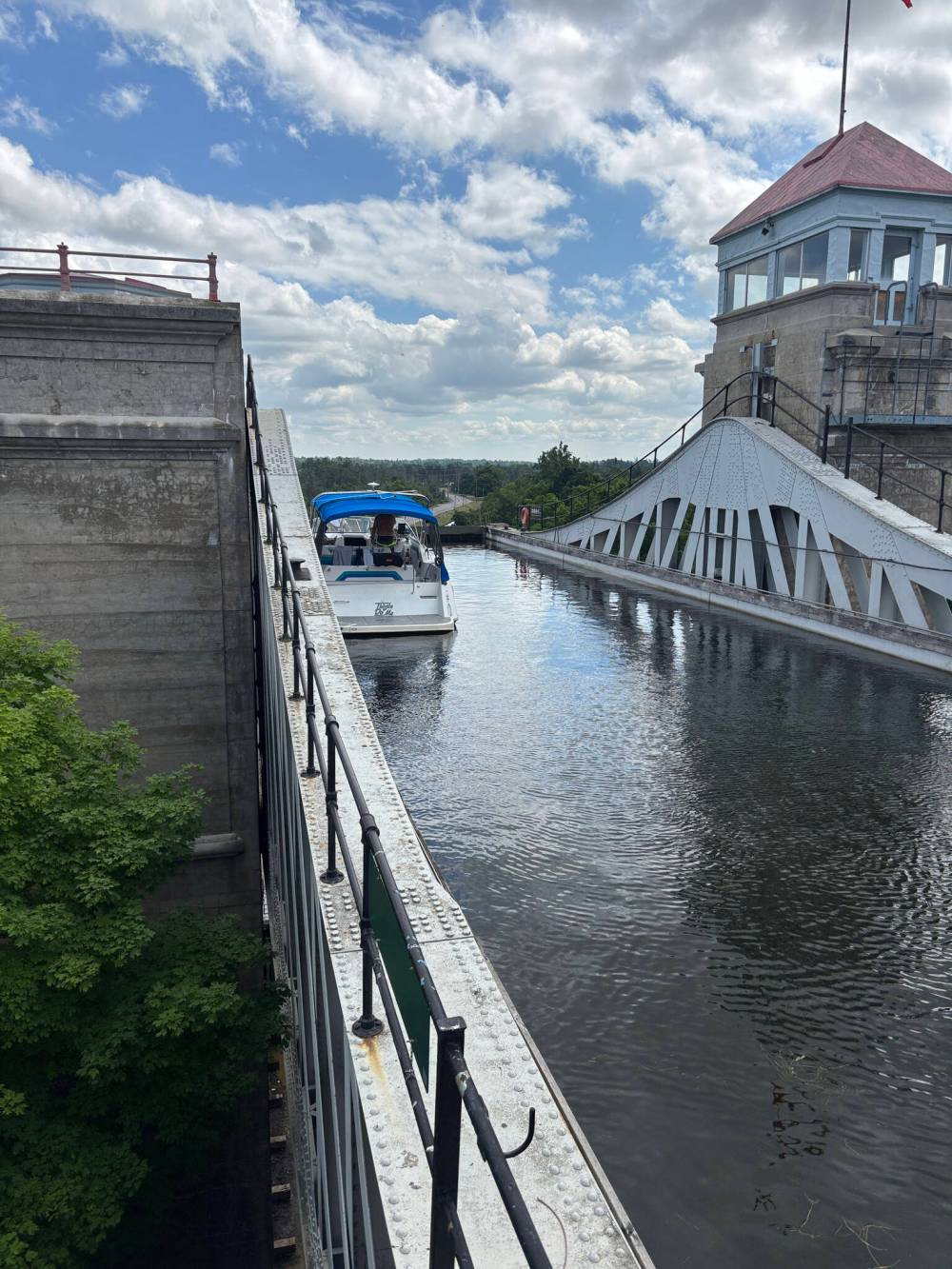 DAN PROWSE / FREE PRESS
Waiting to descend in the world’s largest existing lift lock at Peterborough on the Trent-Severn Waterway.