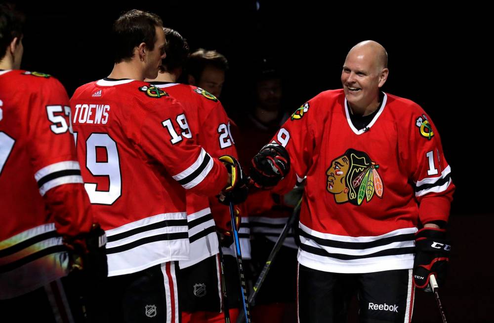 Nam Y. Huh / THE ASSOCIATED PRESS
Former Winnipeg Jet and Chicago Blackhawk Troy Murray (right) greets then Blackhawks captain Jonathan Toews (left) back in 2018. Toews said Tuesday the late Murray meant a lot to him over his career.