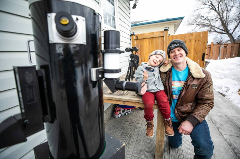MIKAELA MACKENZIE / FREE PRESS
Adam Gear, 34, hopes witnessing the launch might leave an impression on his son, Oliver, who has developed a budding interest in astronomy alongside his dad.