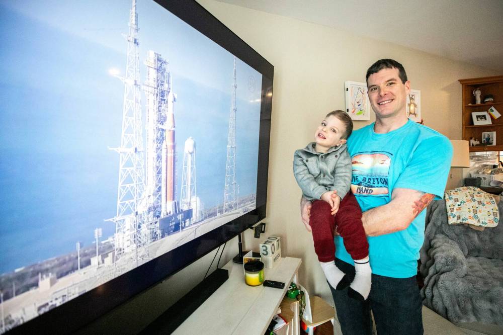 MIKAELA MACKENZIE / FREE PRESS
Adam Gear and his four-year-old son, Oliver, are both excited to watch NASA’s launch of the Artemis II on Wednesday.