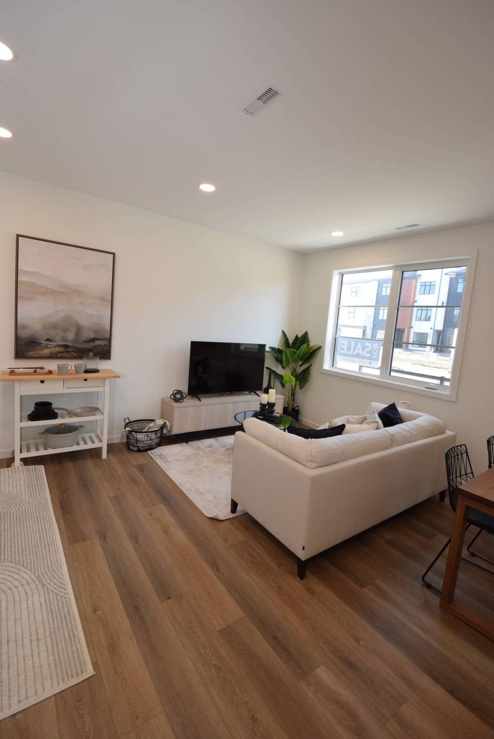 TODD LEWYS / FREE PRESS
The living rooms in Streetside Developments’ three-storey attached townhome-style condos in Bison Run are spacious and naturally bright.