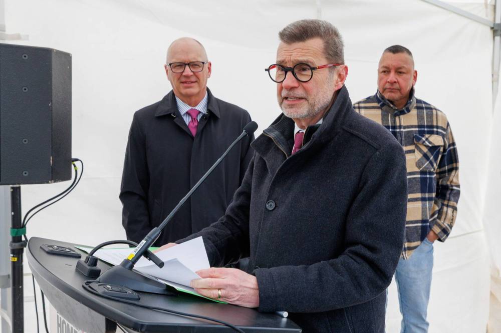 MIKE DEAL / FREE PRESS
Doug Eyolfson, centre, the MP for Winnipeg West, pictured Tuesday morning at the ground breaking ceremony for a new affordable housing complex in Winnipeg, was in the RM of Headingley Tuesday afternoon to announce $5 million in direct funding for the construction of a water reservoir and pumping station.
