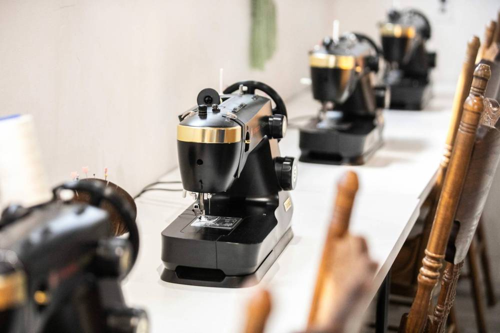 MIKAELA MACKENZIE / FREE PRESS
The Make it Sew workshop area on Tuesday, April 14, 2026. Make it Sew is a new craft studio on Sherbrook that offers classes in sewing, weaving, crochetting and knitting. For Eva story. Free Press 2026