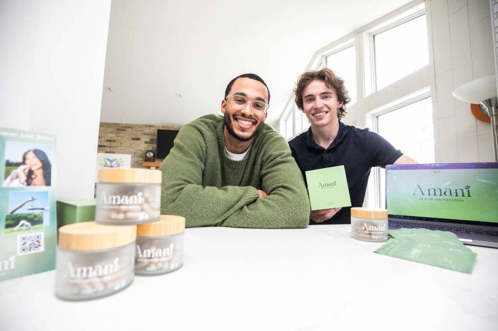 MIKAELA MACKENZIE / FREE PRESS
U of M students Cieran O’Hara (left) and Daniel Belokurov will present their holistic supplement Amani at the Stu Clark Venture Championships this week.