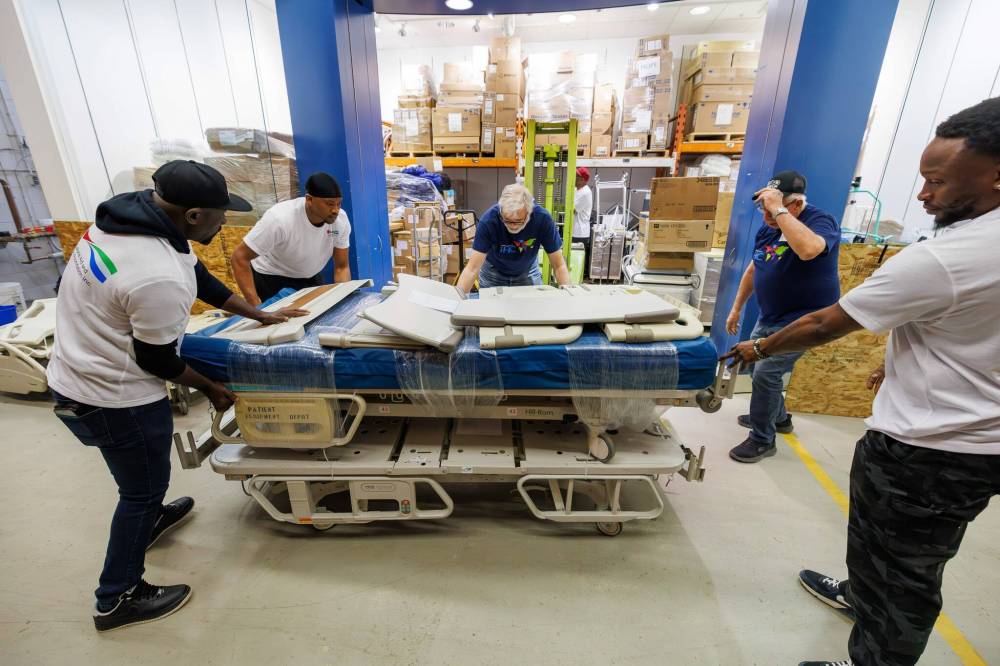 MIKE DEAL / FREE PRESS
Volunteers prepare hospital beds for the shipping container.