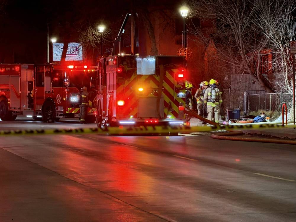 MORGAN MODJESKI / FREE PRESS
Firefighters stopped a garage fire on Selkirk Avenue from spreading to nearby houses Tuesday night.
