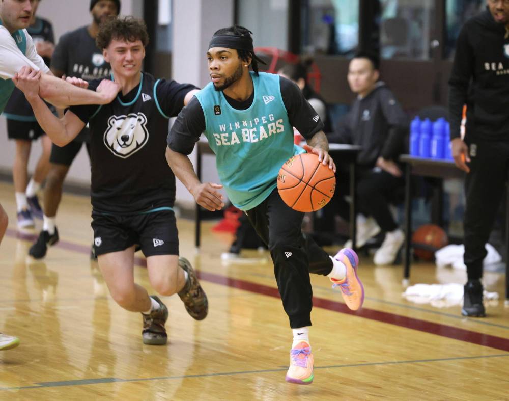 Ruth Bonneville / FREE PRESS
Winnipeg Sea Bears guard Armani Chaney (right) dribbles up the court on opening day of training camp Thursday. Chaney is one of the new faces on the club.