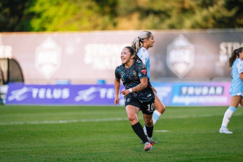 Camila Reyes (10) became the third Vancouver Rise FC player to score in their debut game with the team. (Vancouver Rise FC)