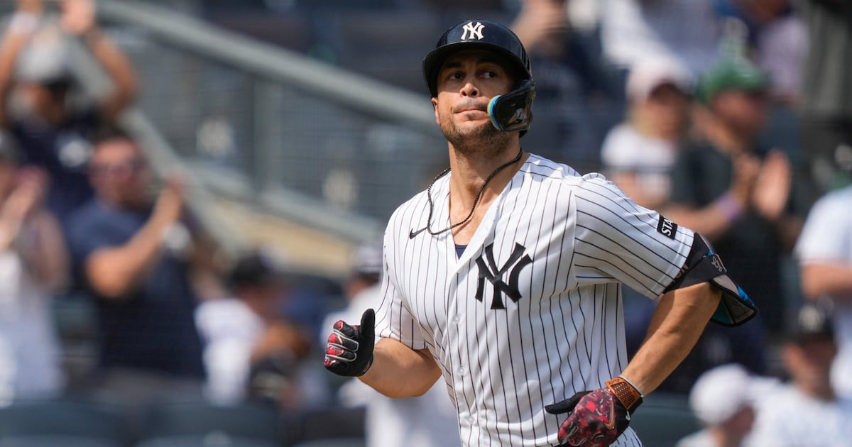 New York Yankees' Giancarlo Stanton leaves in 6th inning against Astros because of tightness in right leg