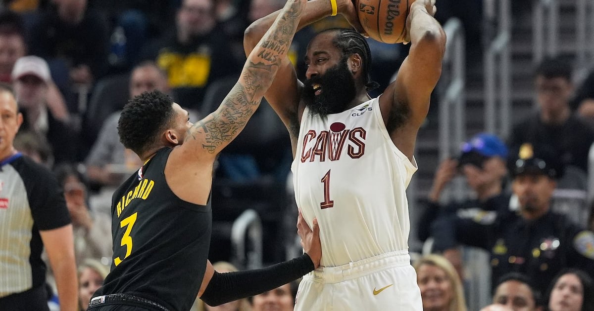Donovan Mitchell scores 25, Max Strus 24 as Cleveland Cavaliers hold off Golden State Warriors