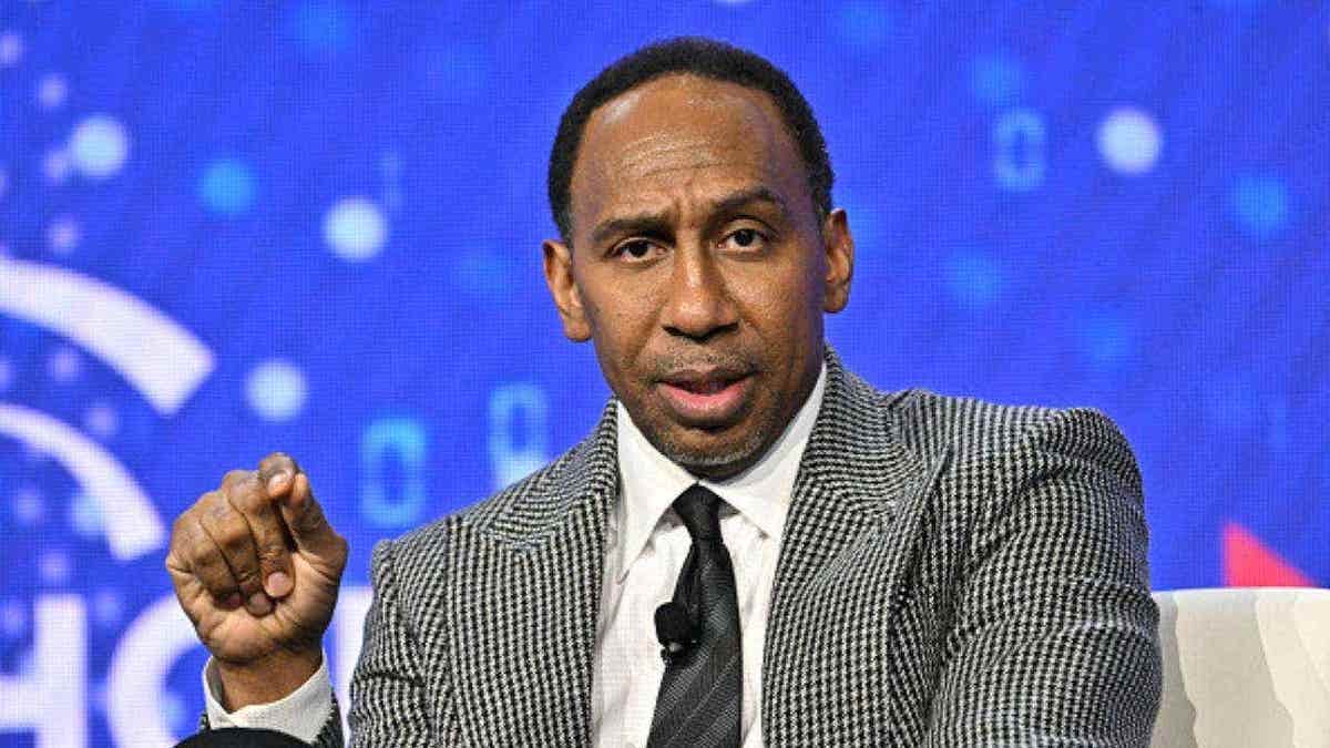 Stephen A. Smith (C) attends a basketball game between the Los Angeles Lakers and the New York Knicks at Crypto.com Arena on March 06, 2025 in Los Angeles, California. (Photo by Allen Berezovsky/Getty Images)