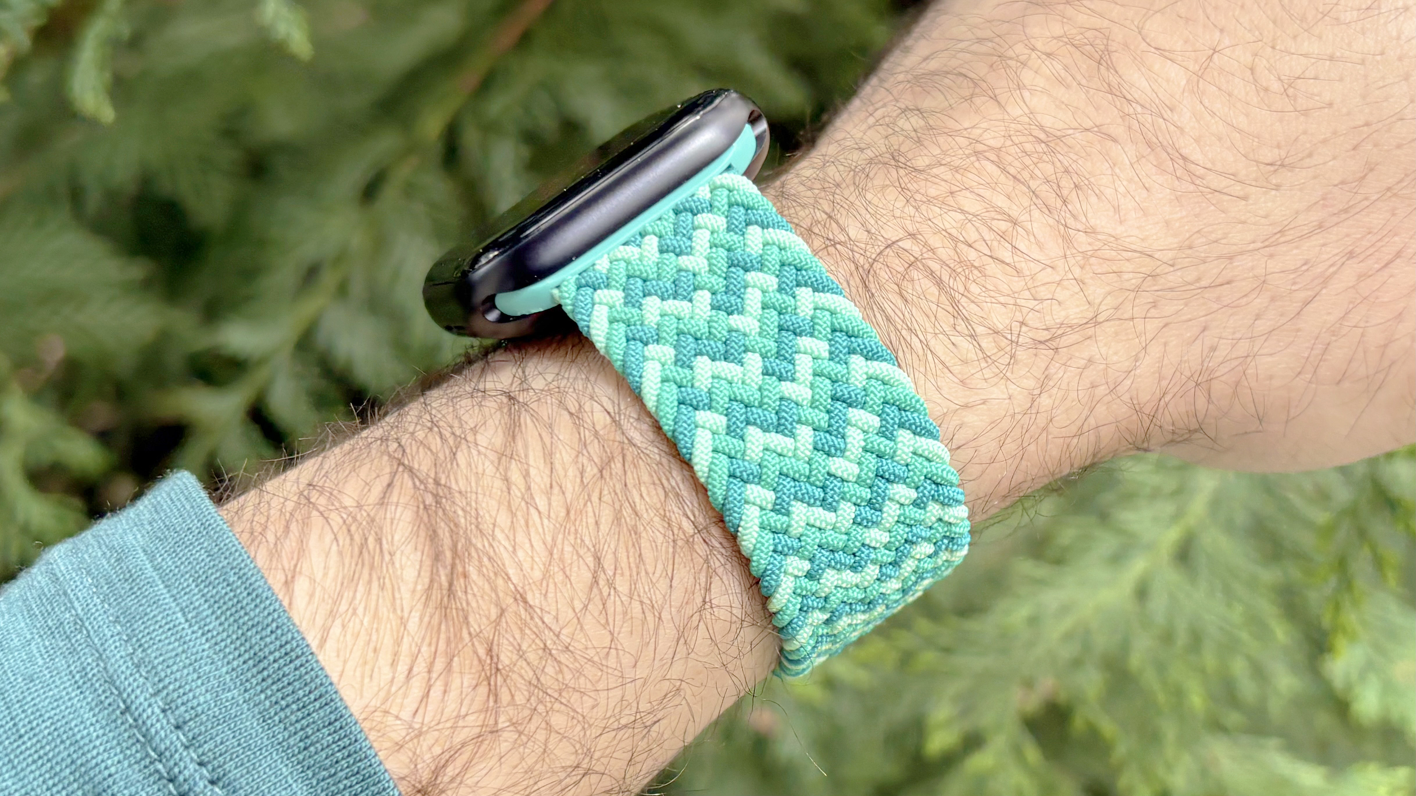 Close-up of the Solace Imperium Adapt watch strap on an Apple Watch SE 3 in 'Calypso' green