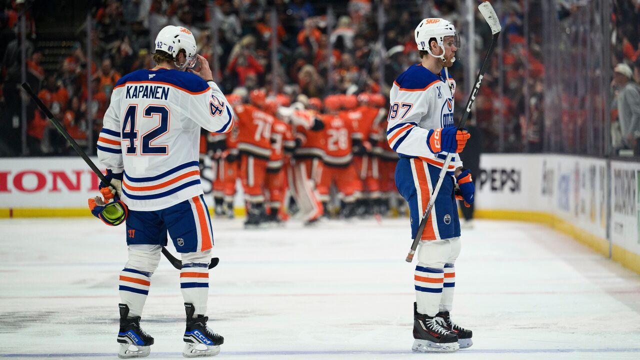 Oilers down to last life after losing Game 4 to 'unlucky bounce'