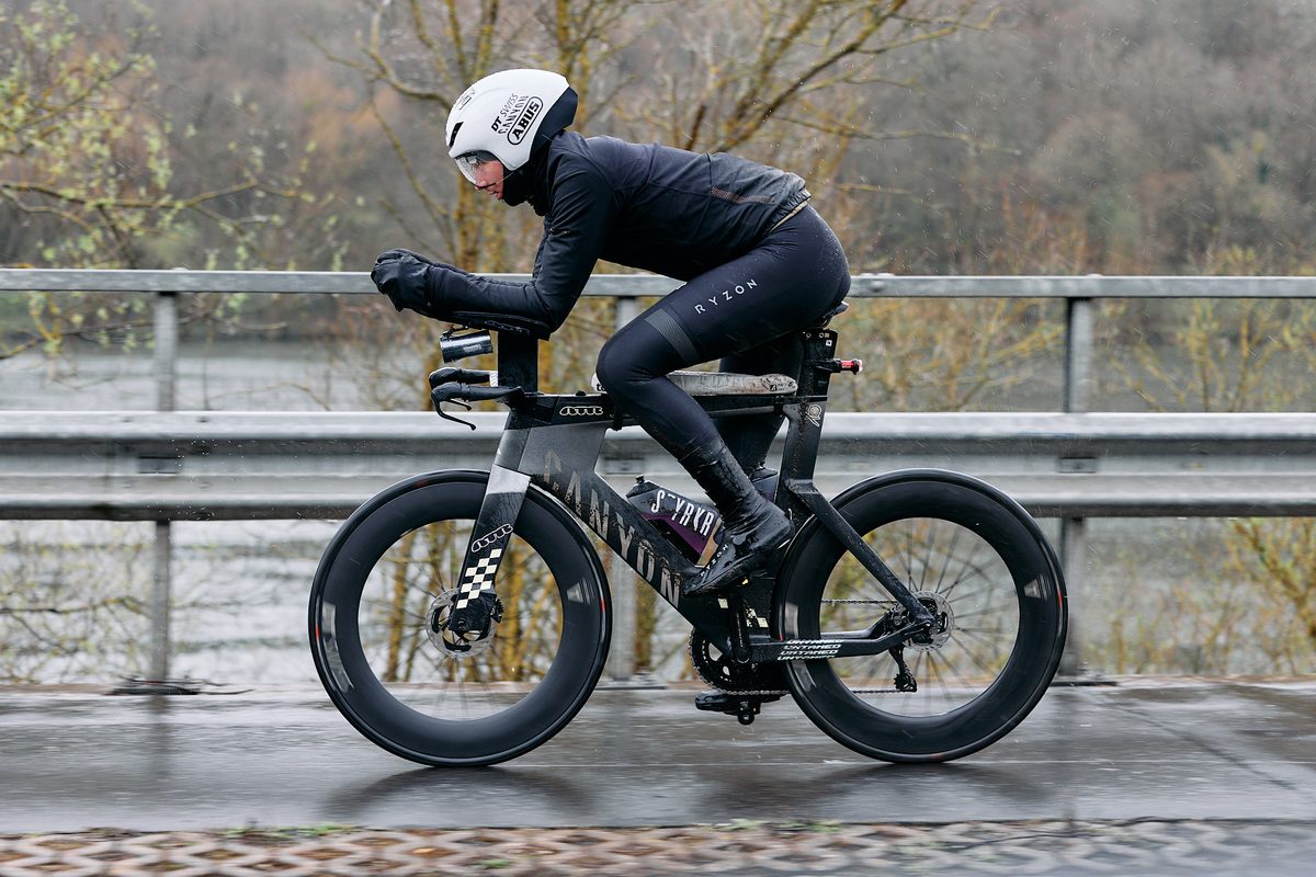 Brit sets new world record after cycling 3,826km in 7 days – "He had absolutely nothing left, he was empty"