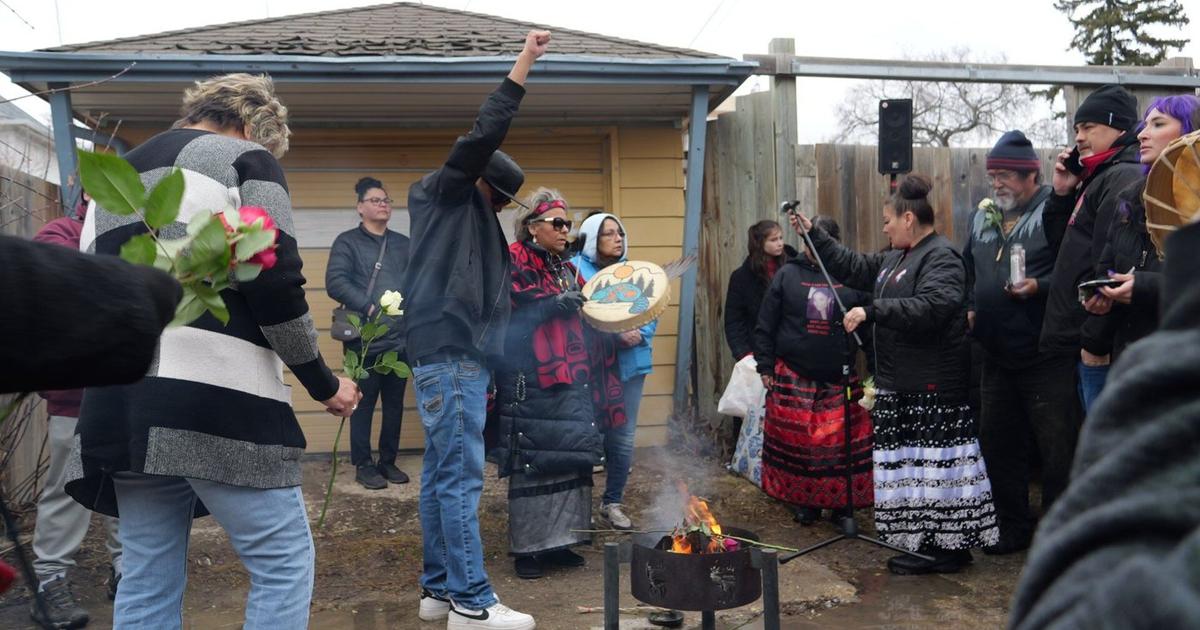 Mother of 2 mourned at Winnipeg vigil