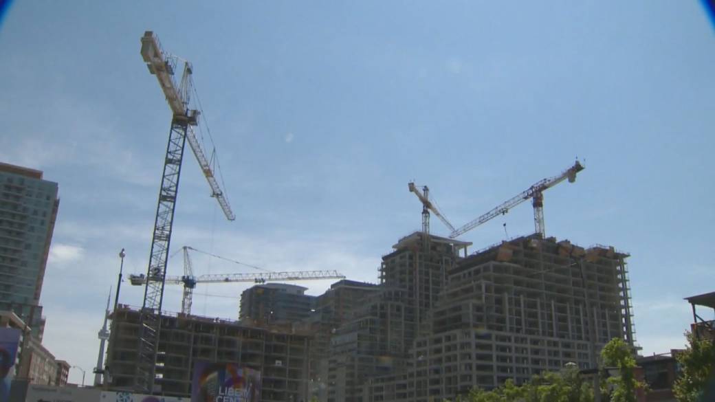 Click to play video: 'Condo pre-sales collapse in Metro Vancouver'