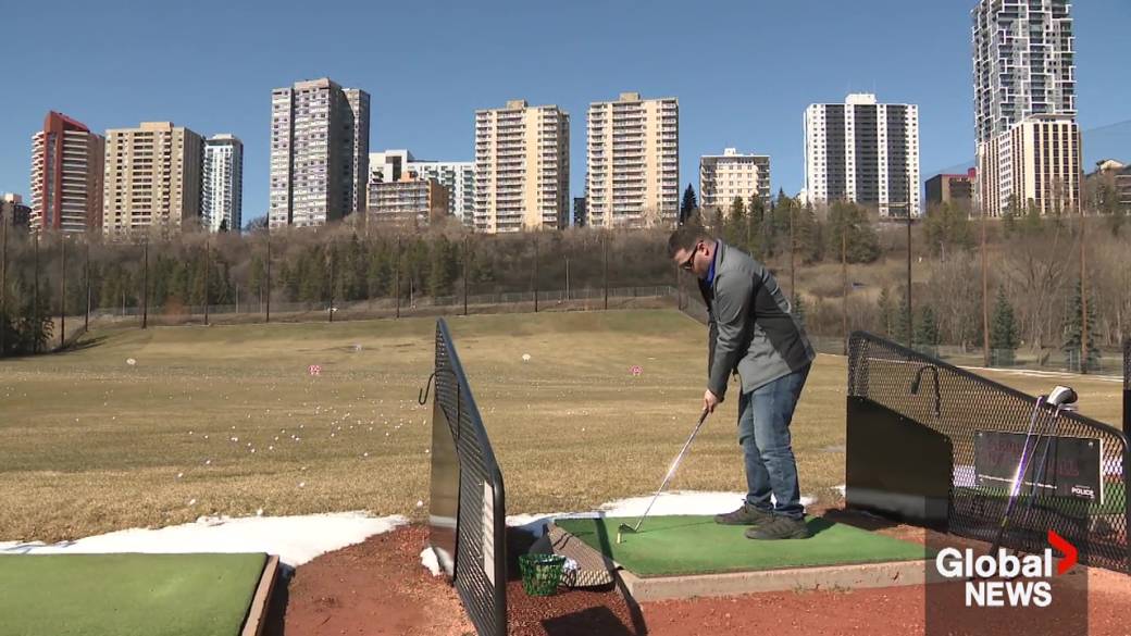 Click to play video: 'April snow brings spring delays across Edmonton'