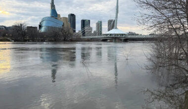 Red River reaches minor flood stage in Winnipeg