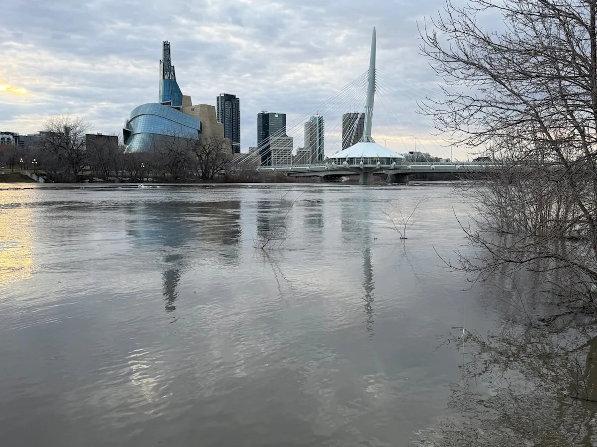 Red River reaches minor flood stage in Winnipeg