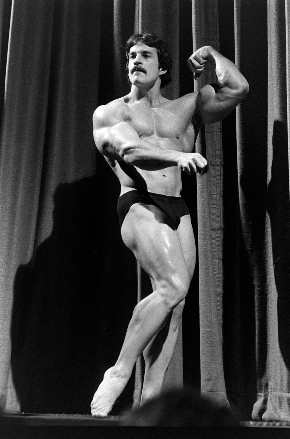 mike mentzer performs onstage during a screening in new york city on january 18, 1977. (photo by sal traina/wwd/penske media via getty images)
