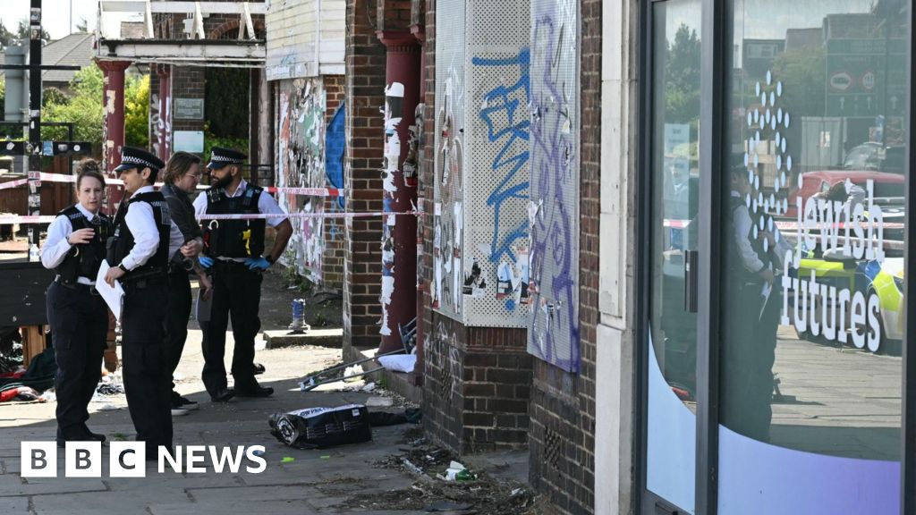 Counter-terror police investigate another arson attack - BBC