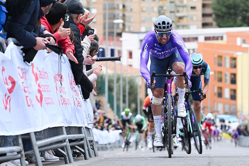 Michael Matthews sprinting with others behind