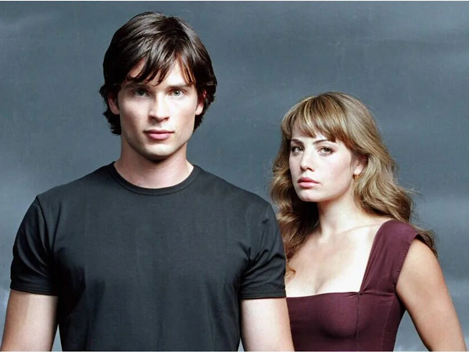  Tom Welling (Clark Kent) and Erica Durance (Lois Lane) in Smallville.