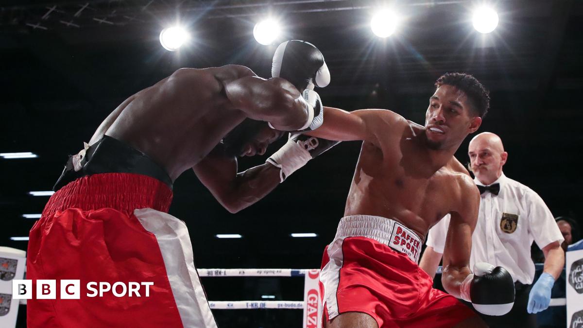 Osleys Iglesias (right) fighting Bernard Donfack