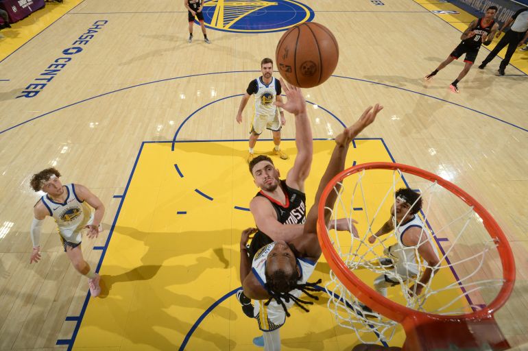 SAN FRANCISCO, CA - APRIL 5: Alperen Sengun #28 of the Houston Rockets drives to the basket during the game against the Golden State Warriors on April 5, 2026 at Chase Center in San Francisco, California. NOTE TO USER: User expressly acknowledges and agrees that, by downloading and or using this photograph, user is consenting to the terms and conditions of Getty Images License Agreement. Mandatory Copyright Notice: Copyright 2026 NBAE Noah Graham/NBAE via Getty Images/AFP (Photo by Noah Graham / NBAE / Getty Images / Getty Images via AFP)