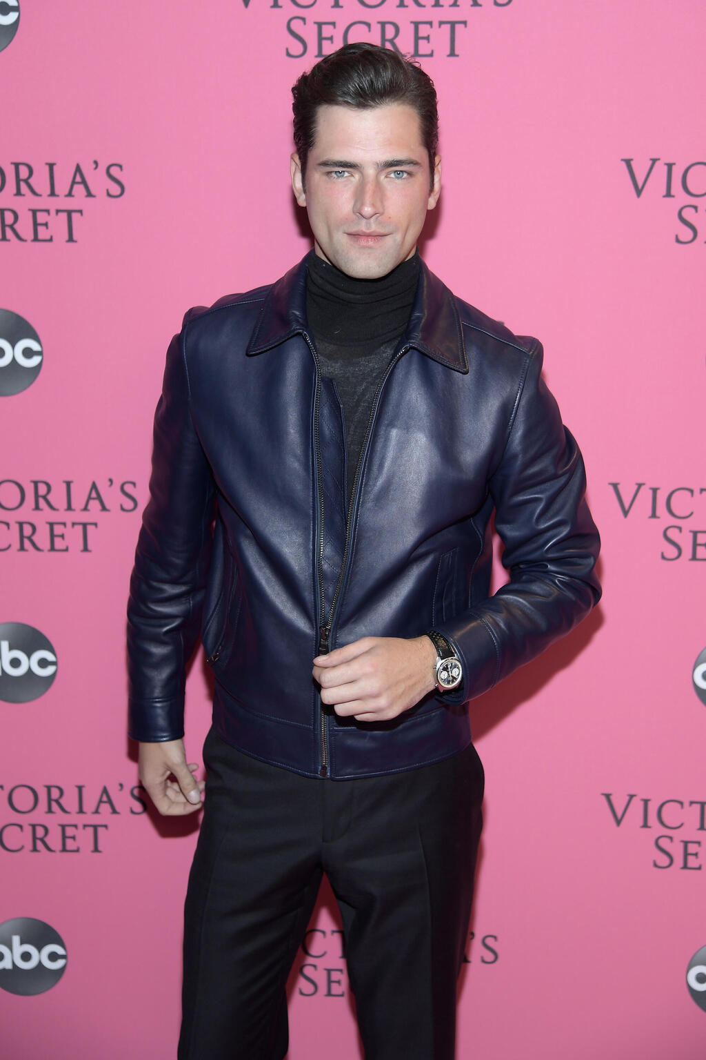 A model for the looksmaxxing beauty ideal: Sean O’Pry (Photo: Roy Rochlin2018 /Getty Images) שון אופריי בתצוגת אופנה של ויקטוריה'ס סיקרט, 2018