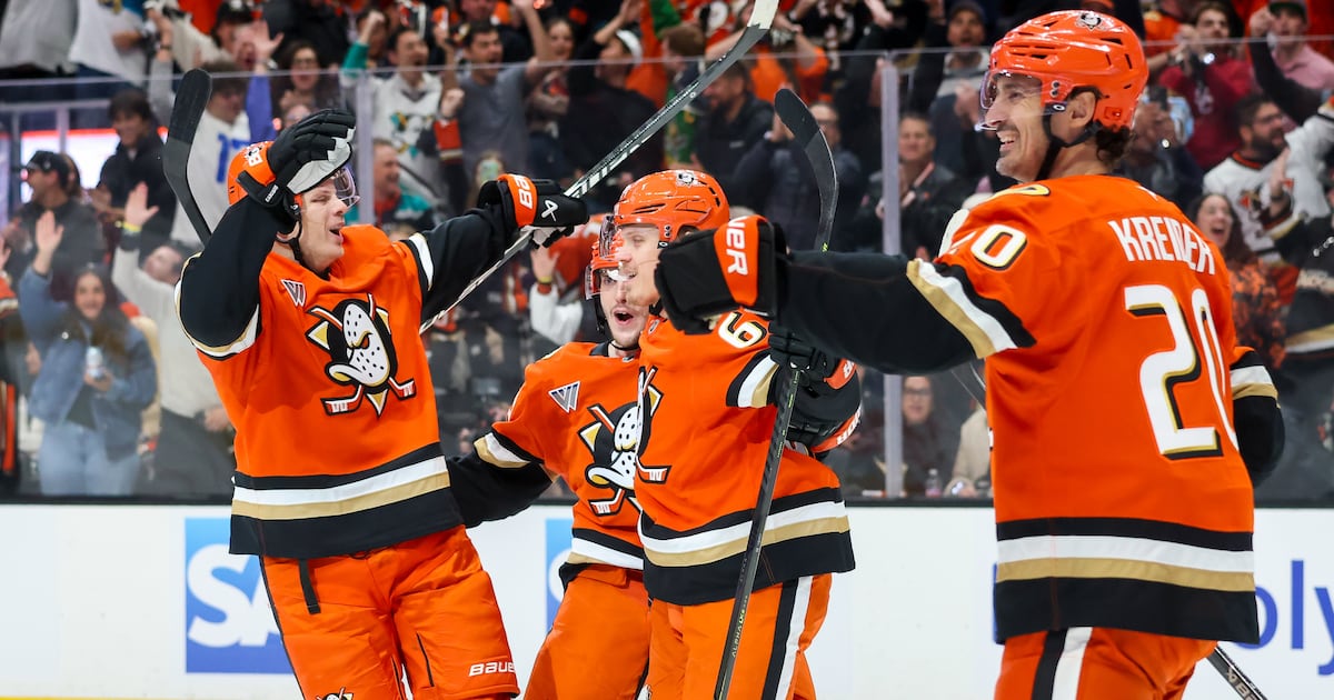 Anaheim Ducks swarm Edmonton Oilers in Game 3 to take 2-1 series lead