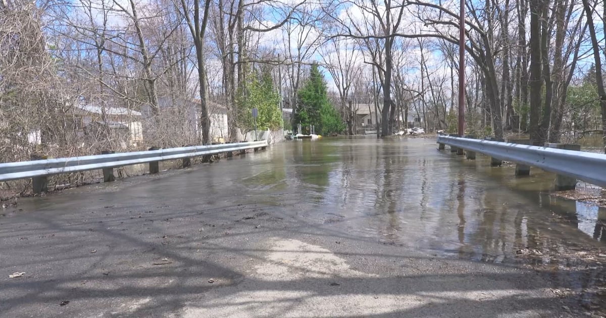 Île Mercier bridge closed to vehicles as water level rises in Rivière des Prairies - CTV News