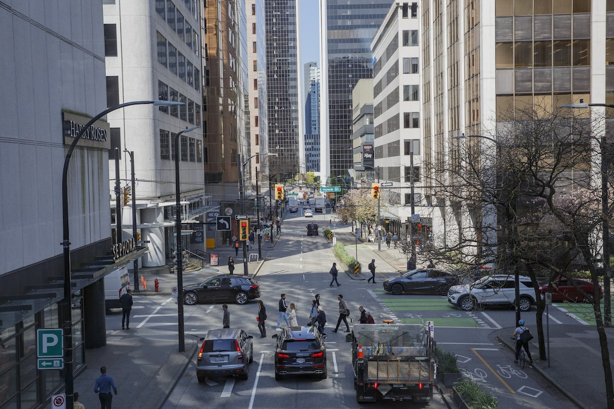 Canada’s services economy shrinks for fifth straight month in March