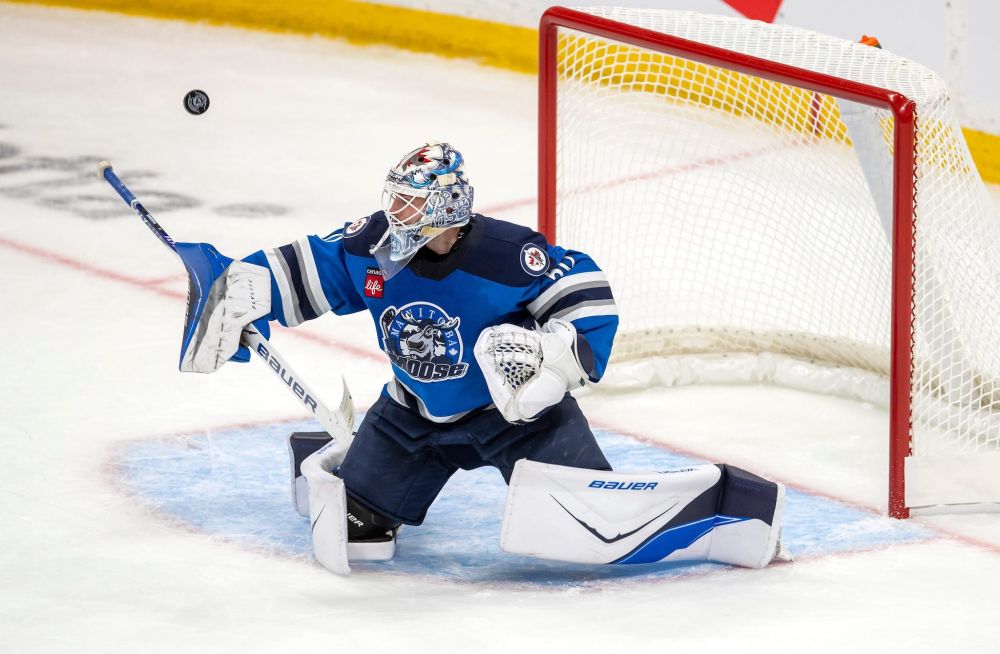 BROOK JONES / FREE PRESS
Manitoba Moose goaltender Domenic Divincentiis deflects a shot off his blocker in the first period.