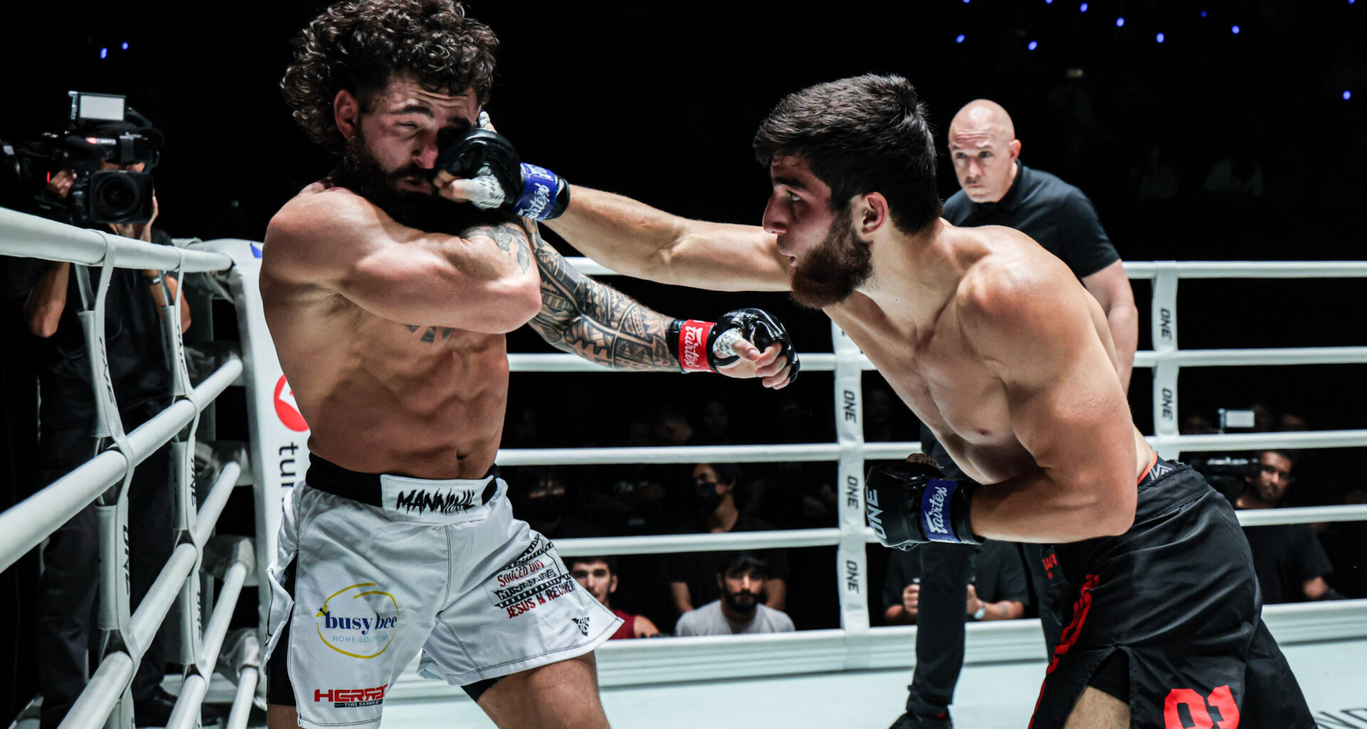 Dzhabir Dzhabrailov cracks Chase Mann with a right cross