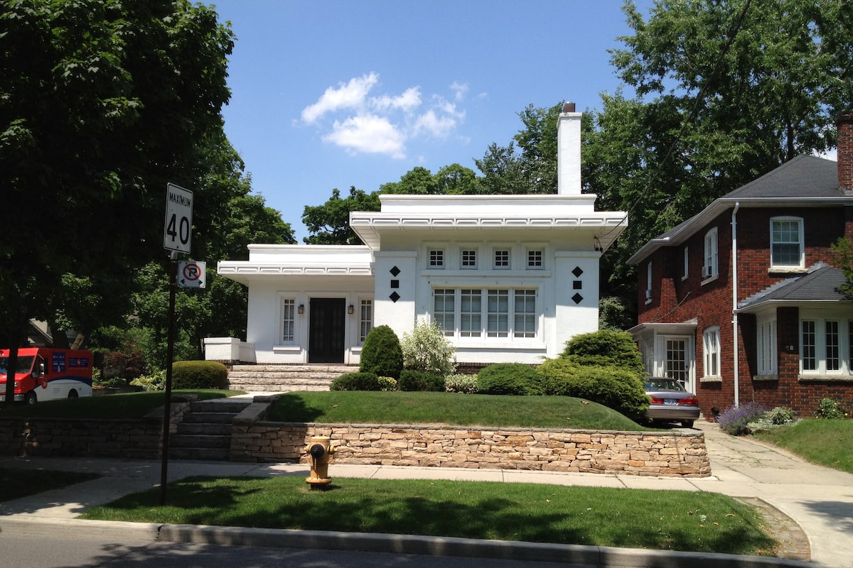 Architectural oddities encountered on a Toronto street tour