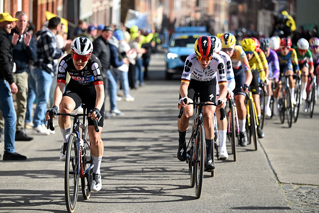 2026 Tour of Flanders women: the peloton in full flight led by FDJ-Suez