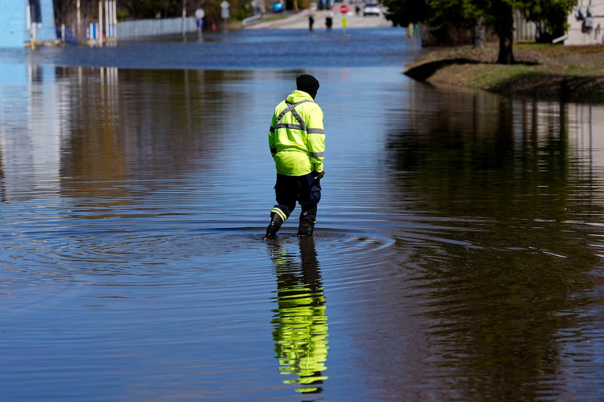 Parts of Manitoba, Ontario declare states of emergency as spring floods threaten across country