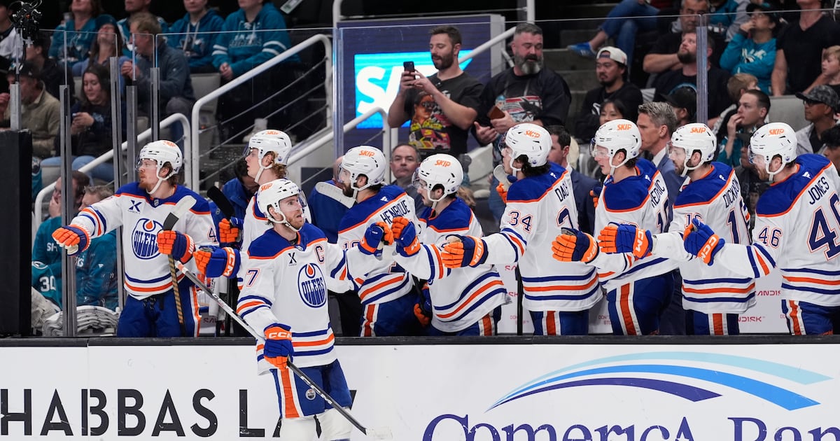 Connor McDavid nets hat trick on 5-point night as Oilers surge into first place in Pacific Division
