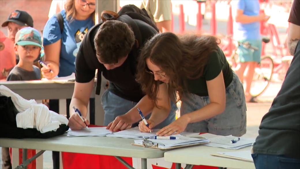 Click to play video: '‘Forever Canadian’ petition organizer campaigns as separation sentiment grows'